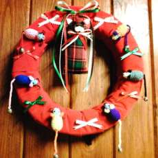 Cat wreath with removable cat toys