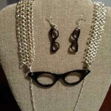 Bold glasses necklace set