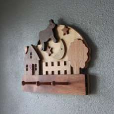 Handcrafted The Cow That Jumped Over The Moon Wood Peg Hook Rack