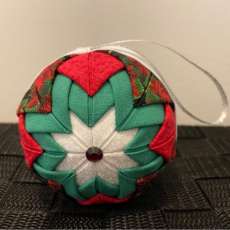Quilted Ornament - Green red poinsettia