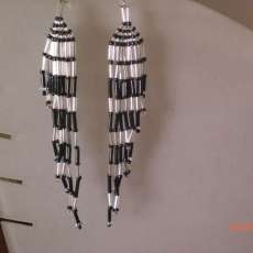 beaded earrings in black & white descending
