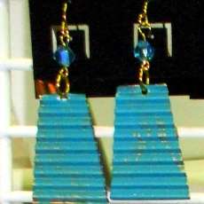 Blue toned ribbed metal earings with blue crystal stone