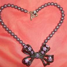 Bows a plenty necklace